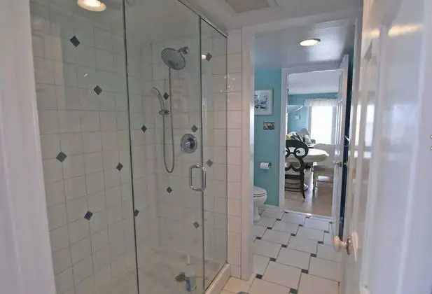 Oceanfront Avalon Home Steps Away From Town - Banyo Tipleri