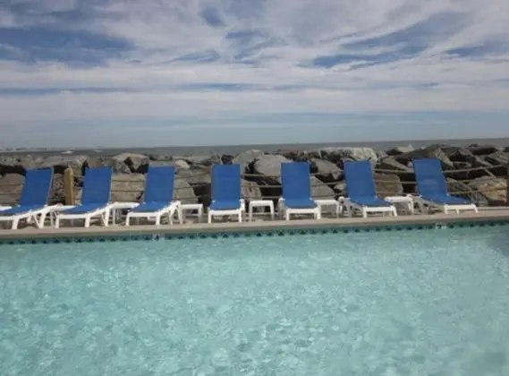 Oceanfront Avalon Home Steps Away From Town - Havuz