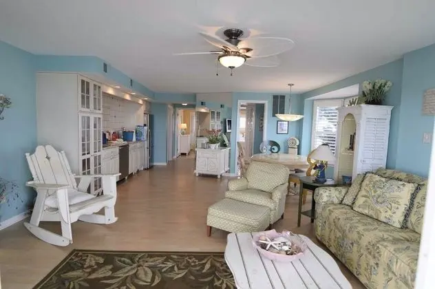 Oceanfront Avalon Home Steps Away From Town - Oda Düzeni