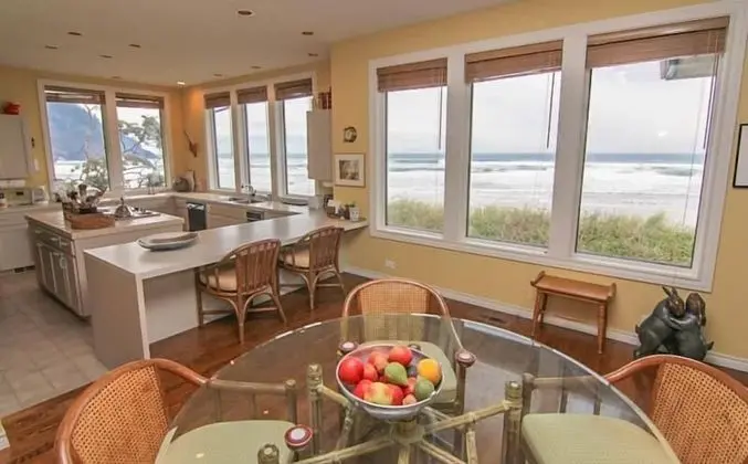 Oceanfront Retreat - Mutfak