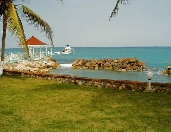 Ocho Rios Beach Resort at ChrisAnn - Plaj