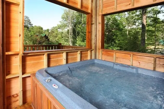 Off The Clock - Four Bedroom Cabin - Spa