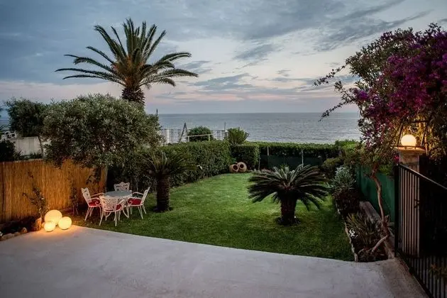 Oikia Eleanthi - Beachfront Garden Home