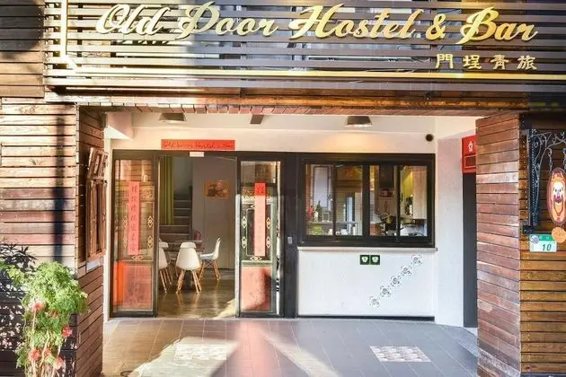 Old Door Hostel & Bar