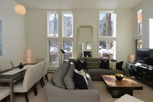 Old Hundred by Frias Properties - Öne Çıkan Resim