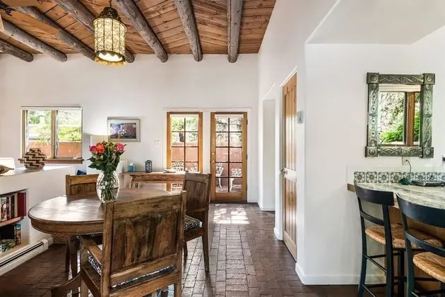 Old Santa Fe Trail - Walk Everywhere, Kiva Fireplace, Amazing Natural Light - Mutfak