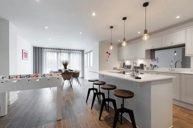 The Old Surgery - Stunning 4 Bedroom Home With Parking In Cheltenham