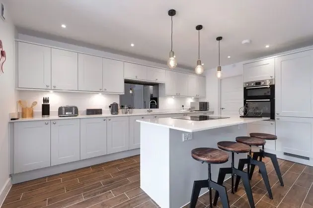 The Old Surgery - Stunning 4 Bedroom Home With Parking In Cheltenham - Mutfak