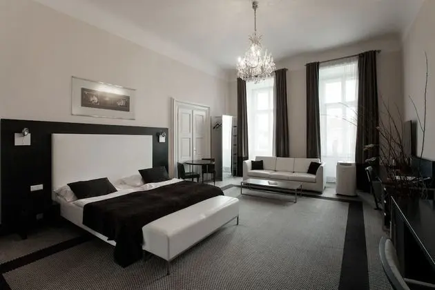 Old Town Square Residence by Emblem - Öne Çıkan Resim