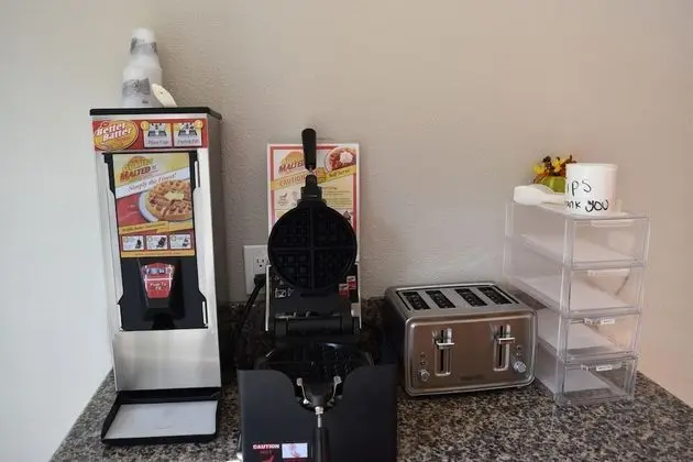 Old Town Western Inn & Suites - Yerinde Yemek