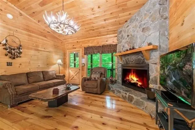 Olivers Mountain Cabin With hot tub Fire pit Wood Fireplace pet Friendly