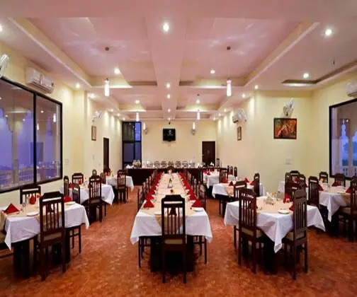 Om Rudrapriya Holiday Resort - Yerinde Yemek