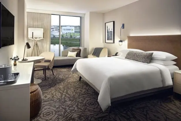 Omni Viking Lakes Hotel
