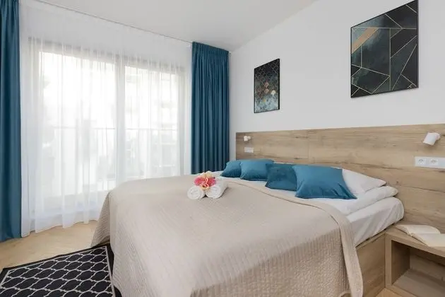 One Bedroom Apartment Okrzei by Renters