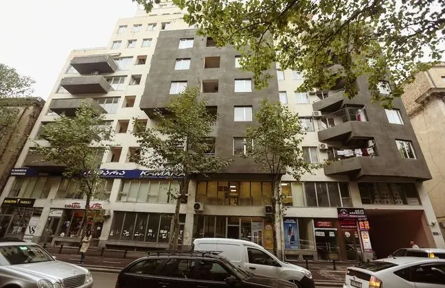 One Bedroom apartment for shopaholics