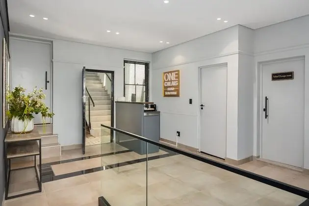 One Calais Luxury Apartments - Lobi