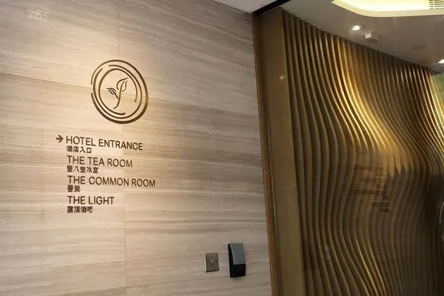 One-Eight-One Hotel & Serviced Residences - Lobi