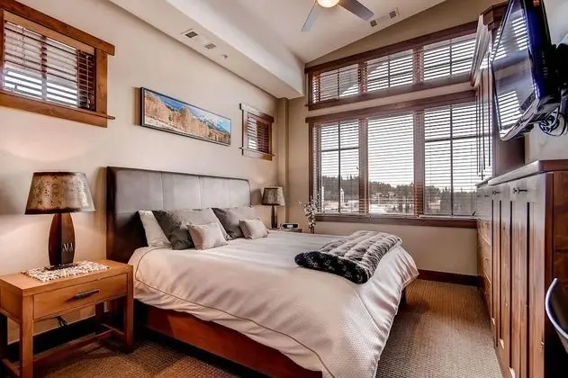 One Ski Hill Place - Oda