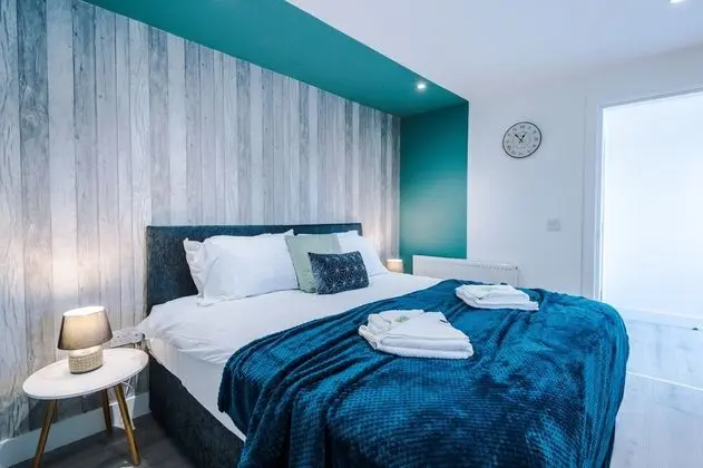 One&Two Bedroom Luxe Apts near Trafford