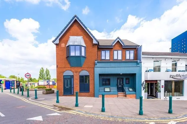 One&Two Bedroom Luxe Apts near Trafford