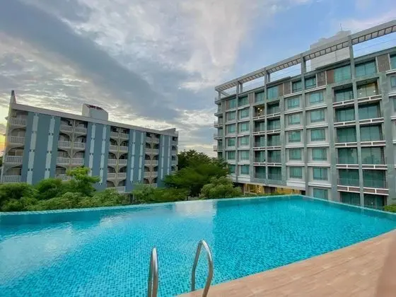 ONPA Hotel & Residence Bangsaen - Havuz