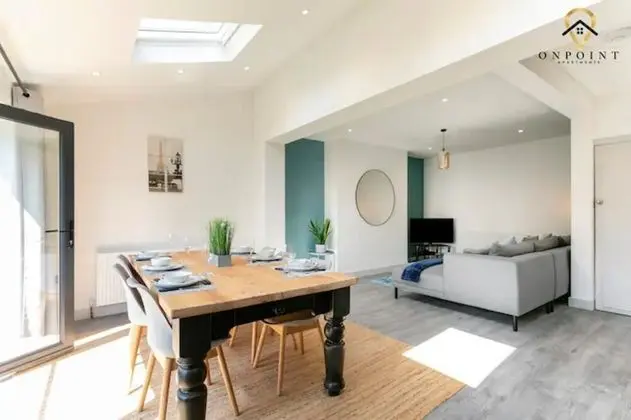 ✰OnPoint- MASSIVE House, PERFECT Location-Parking✰