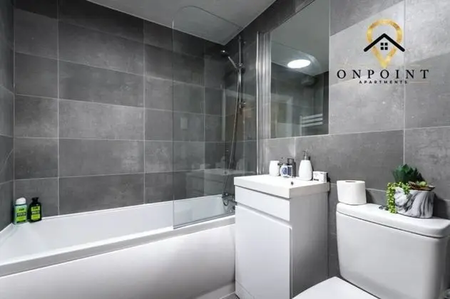 ✰OnPoint - Spacious 2 Bed Apt - FREE Parking✰ - Banyo Tipleri