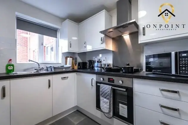 ✰OnPoint - Spacious 2 Bed Apt - FREE Parking✰ - Mutfak