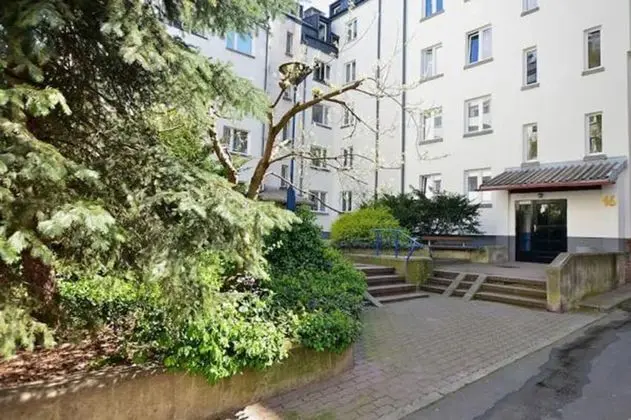 oompH Warsaw Central 3-bedroom Flat