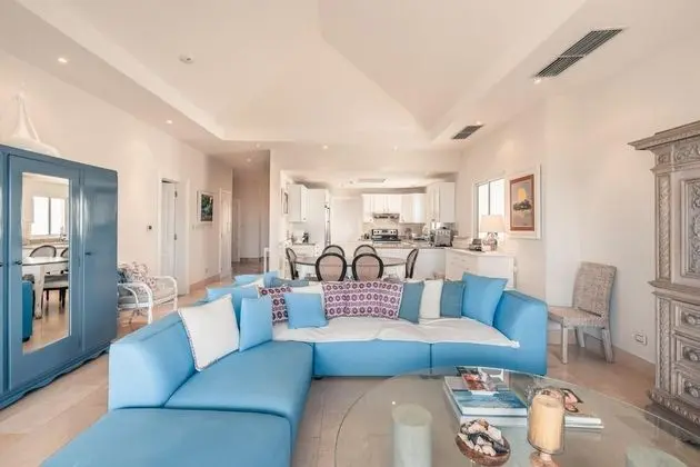 Open and Bright Beachfront Apt at Aquamarina