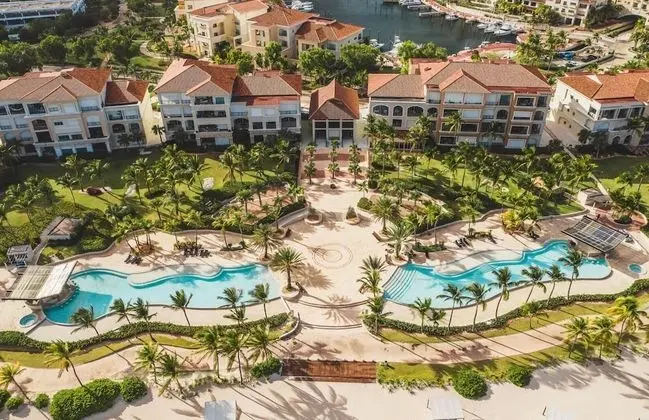 Open and Bright Beachfront Apt at Aquamarina