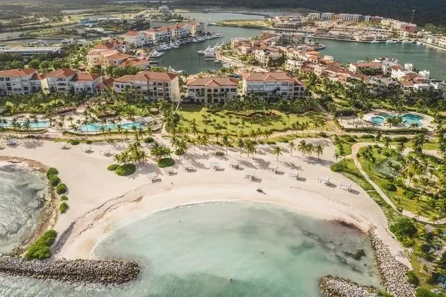 Open and Bright Beachfront Apt at Aquamarina - Oda