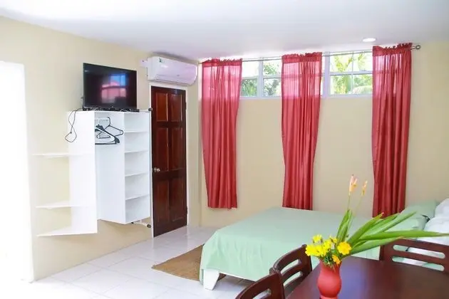 Operative Car Rental & La Porsuette Inn - Oda
