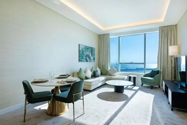 Opulent Apt With Panoramic Views of Palm Marina
