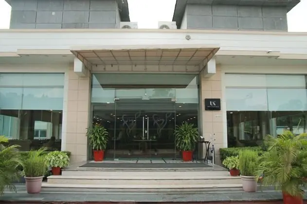 Opulent Hotel by Ferns N Petals - Yerinde Yemek