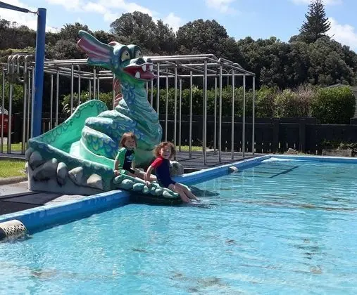 Opunake Beach Kiwi Holiday Park - Havuz