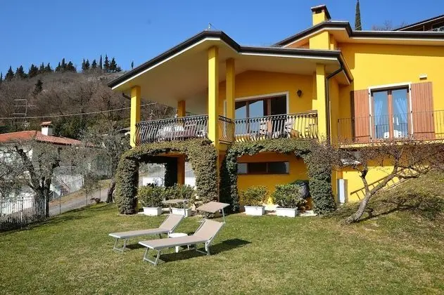 Orange Apartment in Costermano