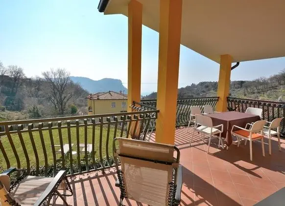 Orange Apartment in Costermano