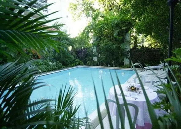 Orchid Garden Suite Manila - Havuz