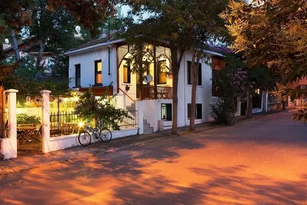 Orhan Kutbay'ın Evi Turyolu Cafe Pansiyon