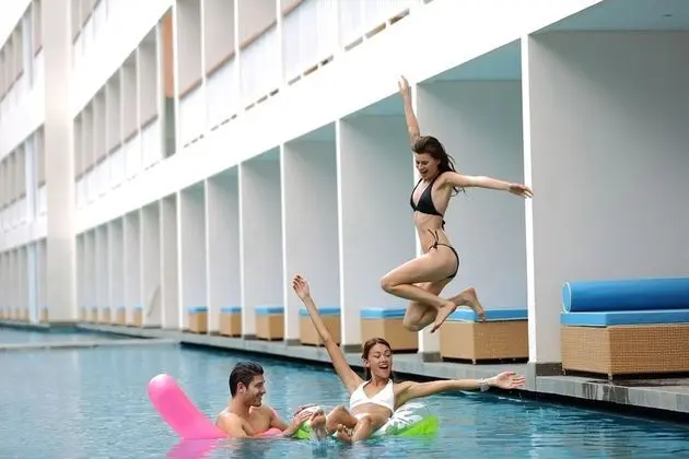 Ossotel Legian Bali - Havuz