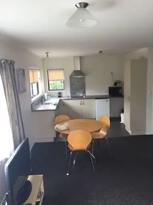 Our Beach House - Raglan West - Oda Düzeni