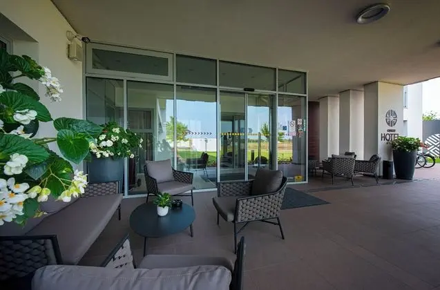 Outlet Hotel Polgár - Dış Mekan