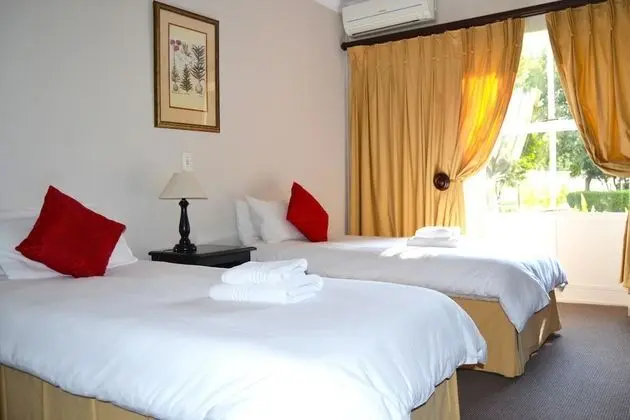 Outlook Lodge OR Tambo - Oda