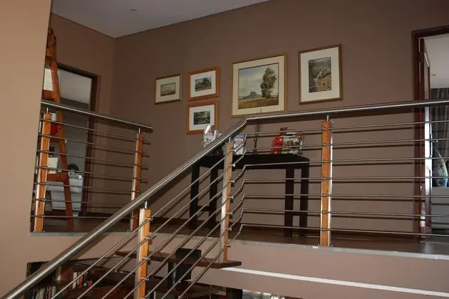 Over The Moon Guesthouse - Lobi