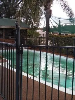 Overlander Motor Lodge - Havuz