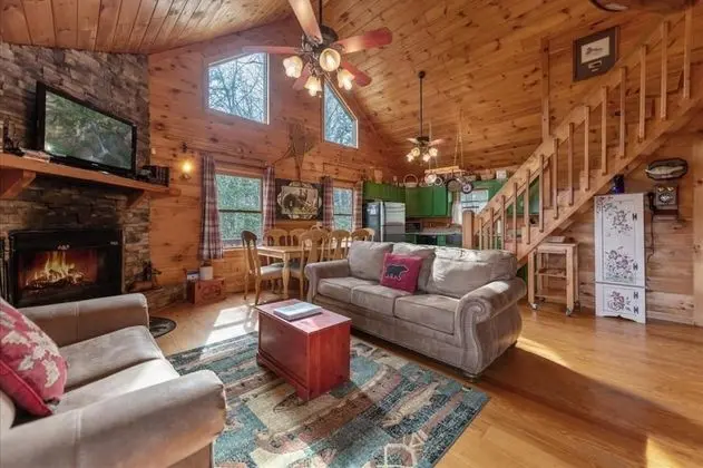 Overlook Retreat Cabin - Charming Cabin Mountain Views With Foosball Firepit