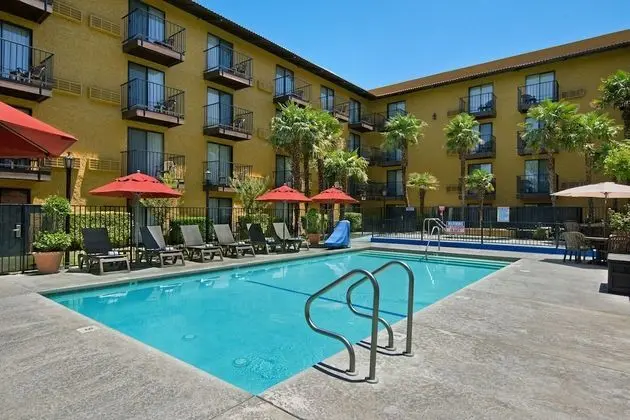 Oxford Suites Lancaster - Havuz