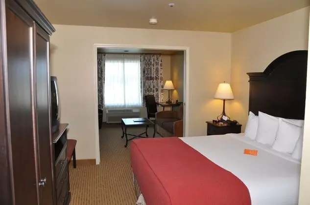 Oxford Suites Redding