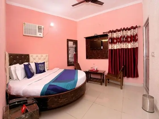 OYO 10012 Hotel Pink City